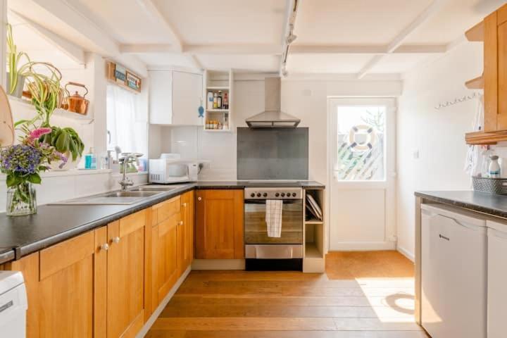 Dog Friendly Cottage 2 Mins To Beach With Hot Tub And Zappi Ev Lessingham Exteriör bild