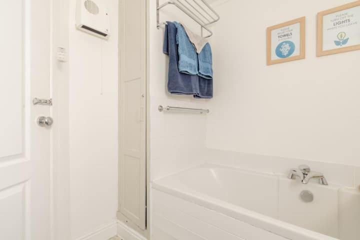 Dog Friendly Cottage 2 Mins To Beach With Hot Tub And Zappi Ev Lessingham Exteriör bild